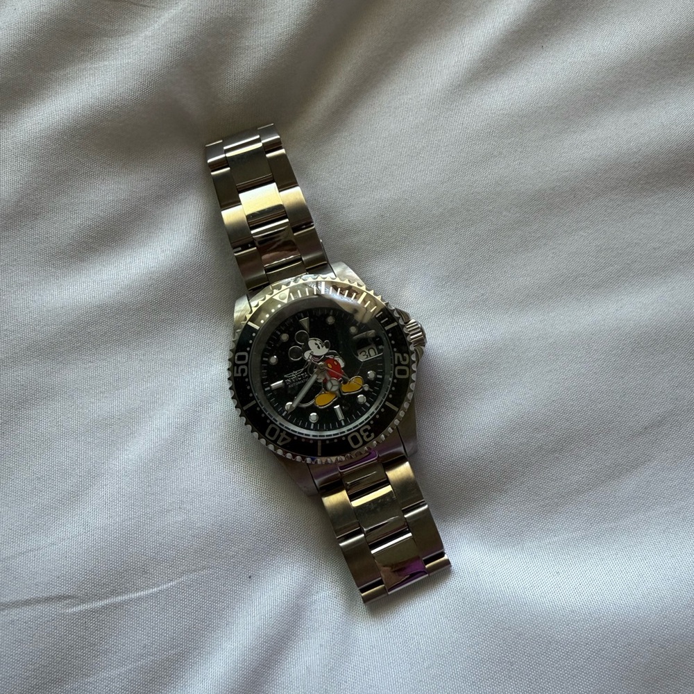 Chic Silver Watch with Black Dial and Character